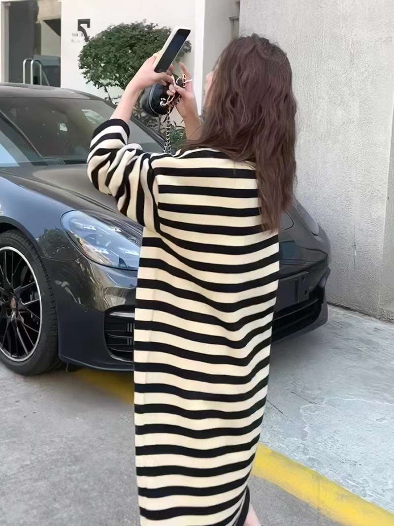 ゆったりシルエットのボーダー柄ロングワンピース ボーダー服