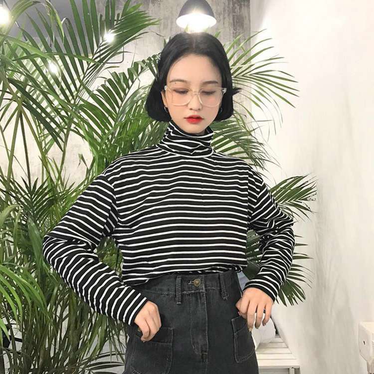 シンプル・ベーシックなボーダータートルネック ボーダー服