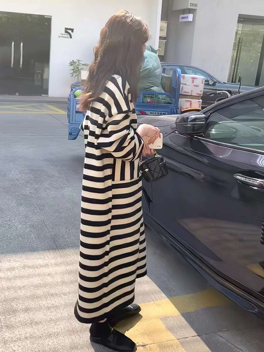 ゆったりシルエットのボーダー柄ロングワンピース ボーダー服