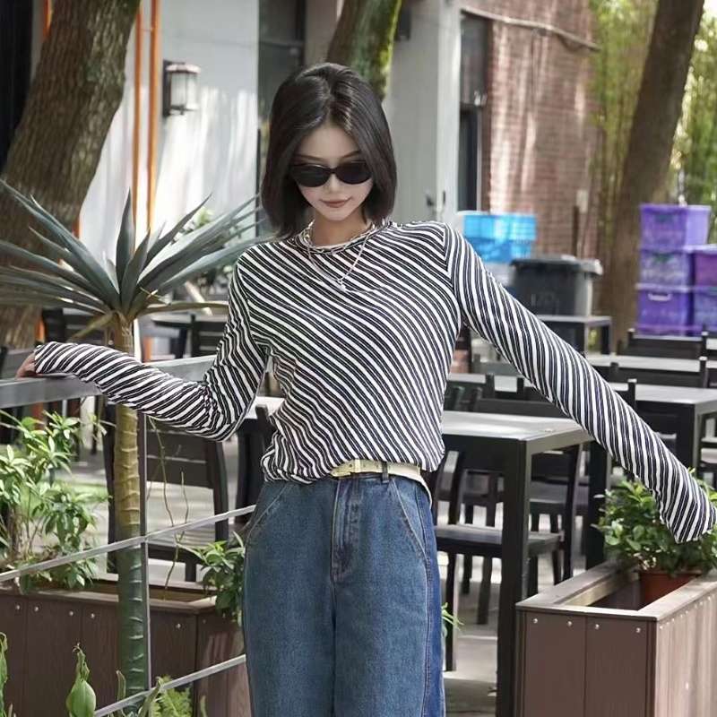 斜めボーダーデザインの長袖トップス ボーダー服