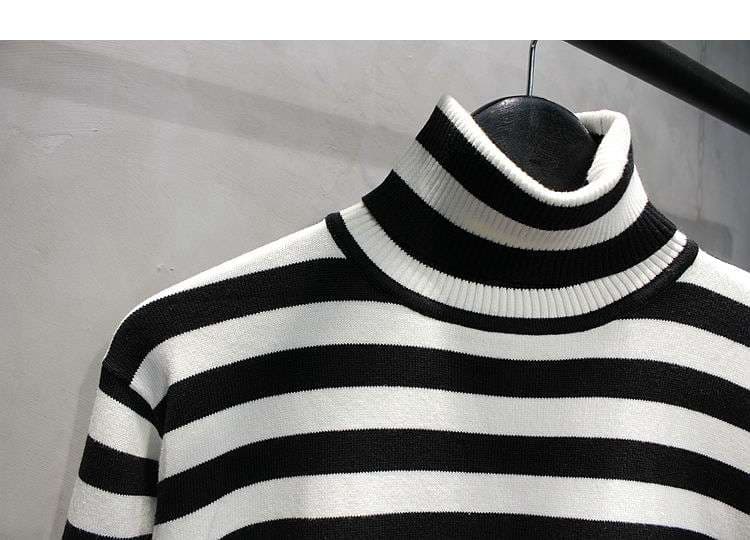 モノトーン太ボーダーのタートルネックセーター ボーダー服