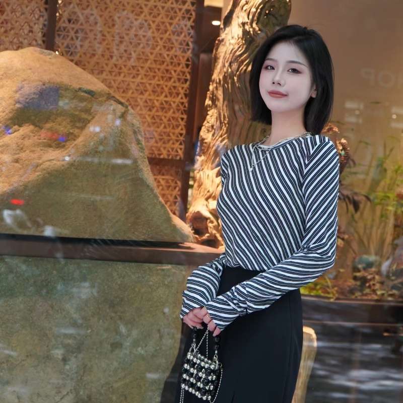 斜めボーダーデザインの長袖トップス ボーダー服