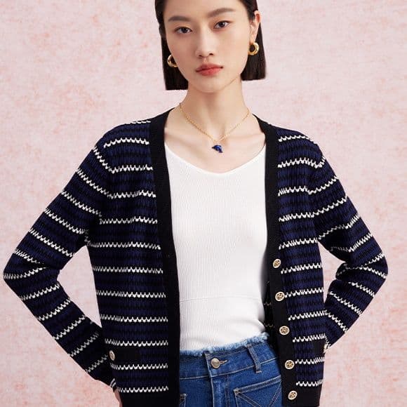 ボーダー服 波模様が織りなす上品カーディガン