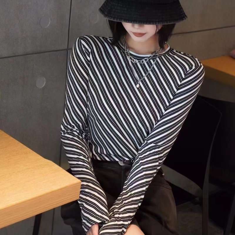 斜めボーダーデザインの長袖トップス ボーダー服