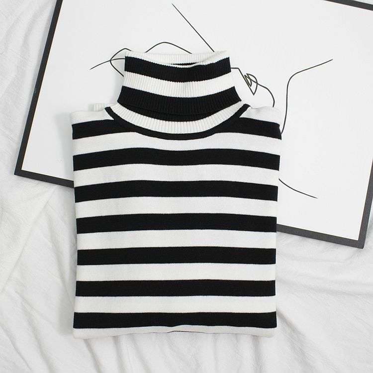 モノトーン太ボーダーのタートルネックセーター ボーダー服