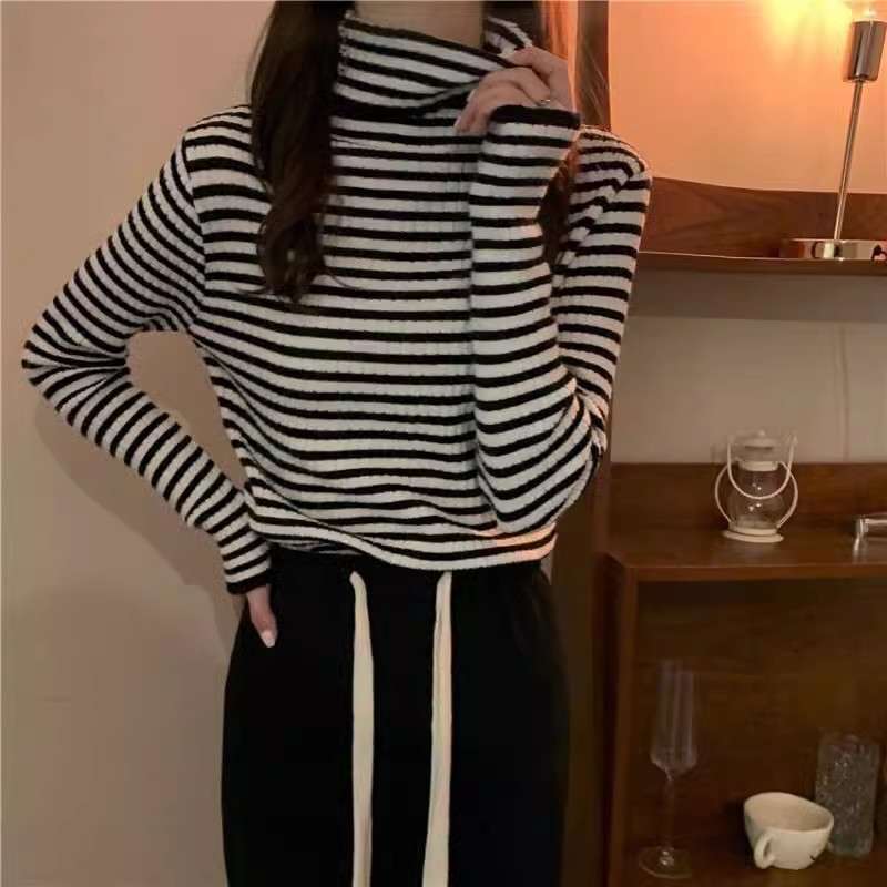 リブ編みボーダータートルネックセーター ボーダー服