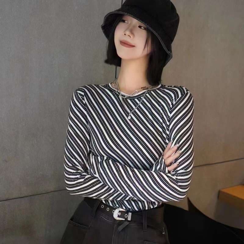 斜めボーダーデザインの長袖トップス ボーダー服