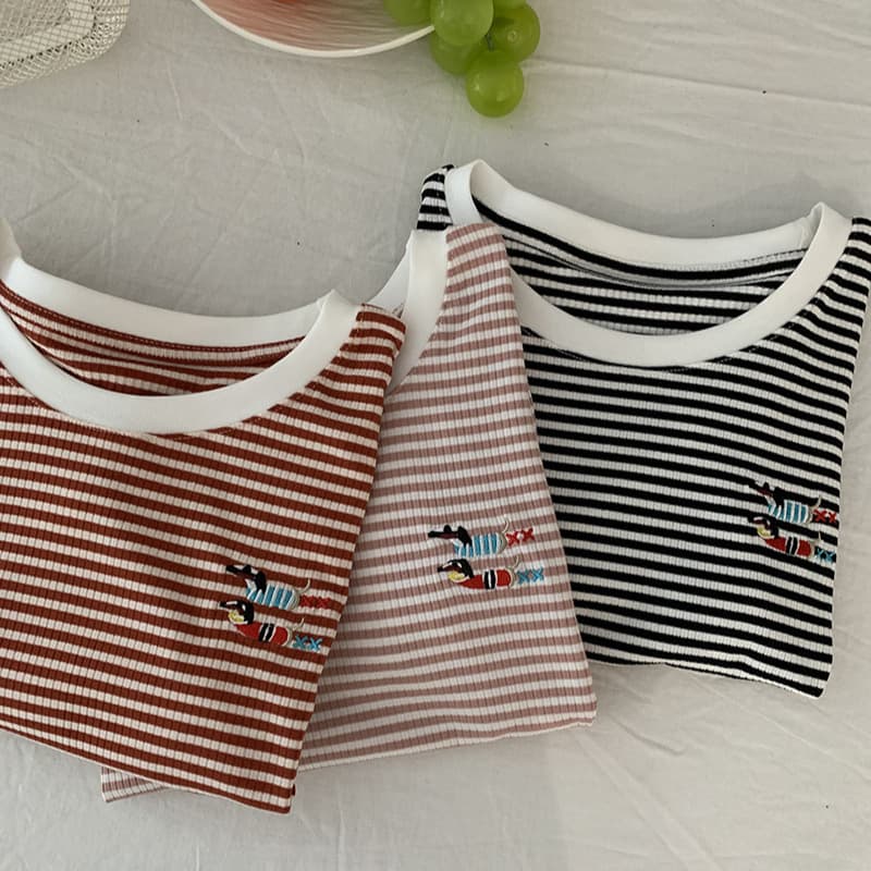 ボーダー服 小さな刺繍付きボーダーＴシャツ