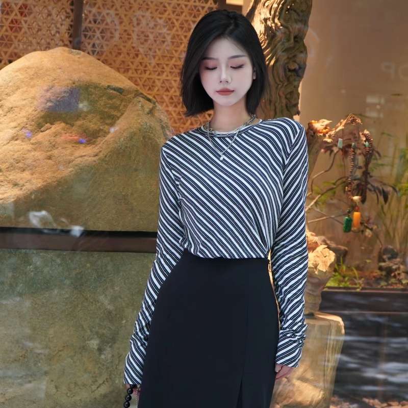 斜めボーダーデザインの長袖トップス ボーダー服