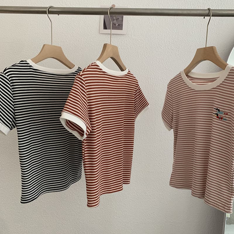 ボーダー服 小さな刺繍付きボーダーＴシャツ