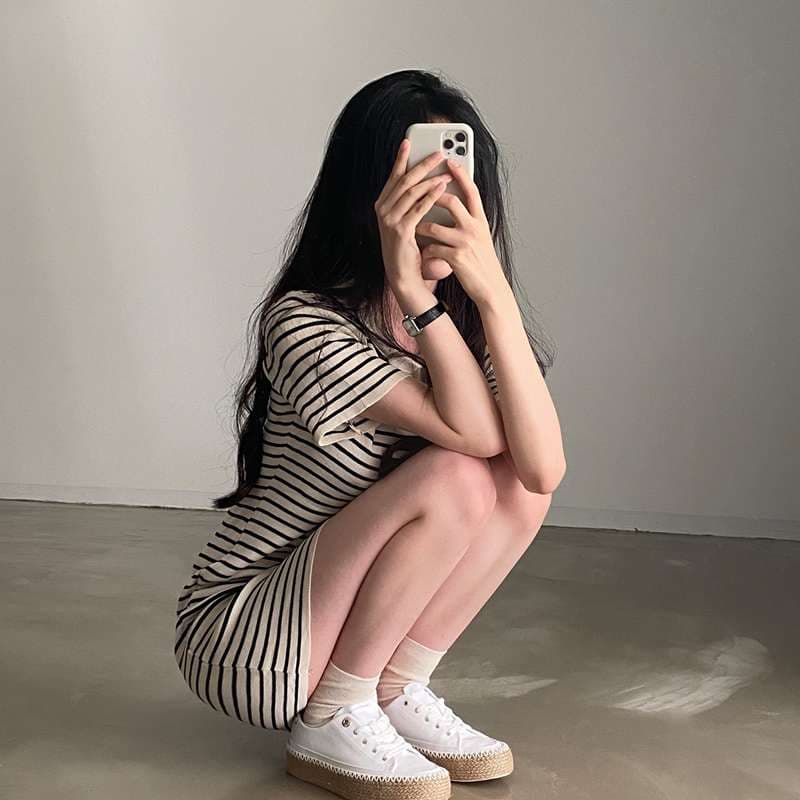 レトロな襟付き細ボーダーミニワンピース ボーダー服
