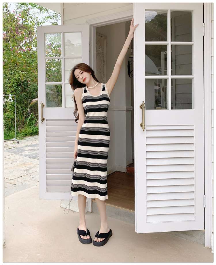 すっきりシルエットのボーダーニットワンピース ボーダー服