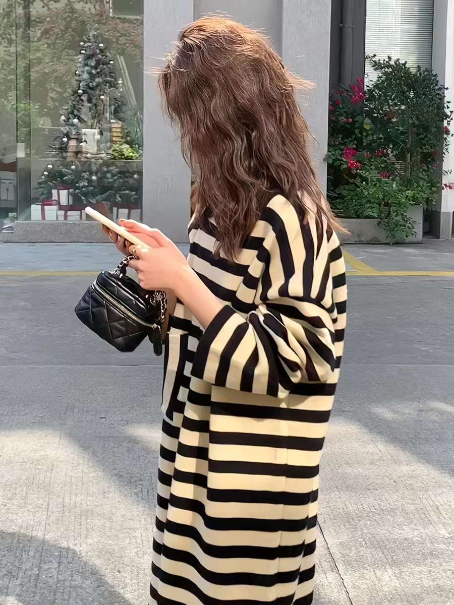 ゆったりシルエットのボーダー柄ロングワンピース ボーダー服