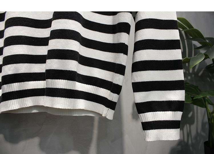 モノトーン太ボーダーのタートルネックセーター ボーダー服
