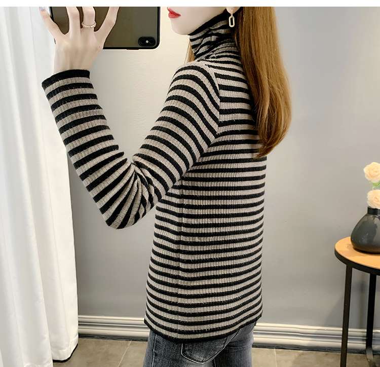 ボーダー柄クロップド丈タートルネックセーター ボーダー服