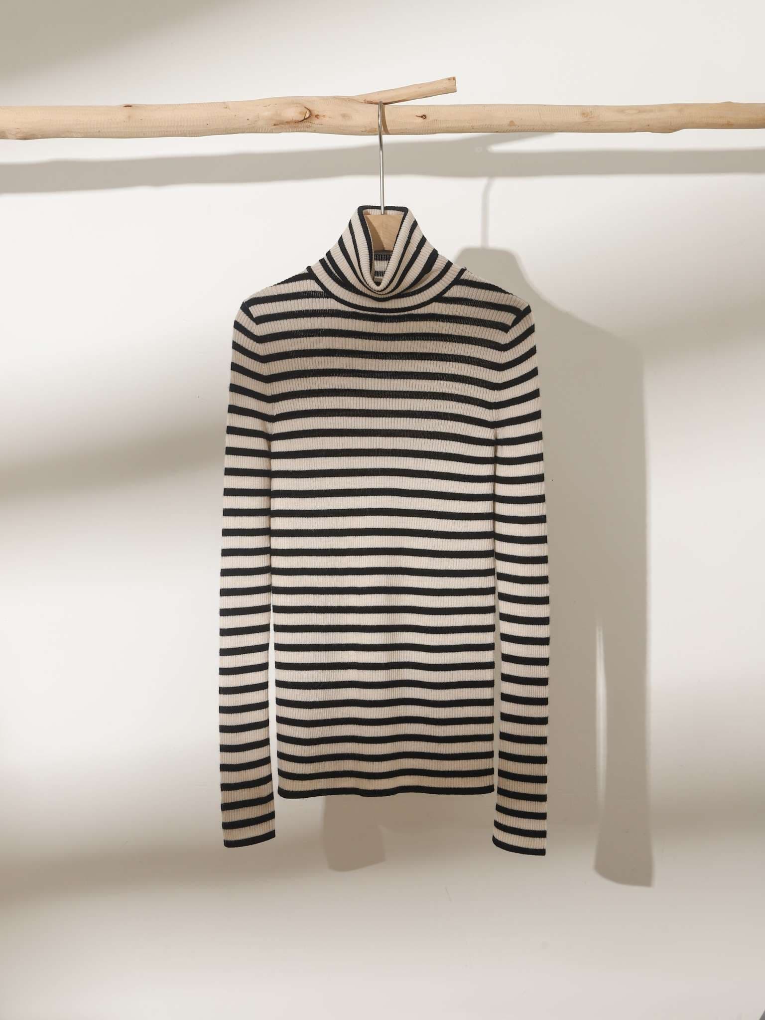 シンプルボーダータートルネックニット ボーダー服