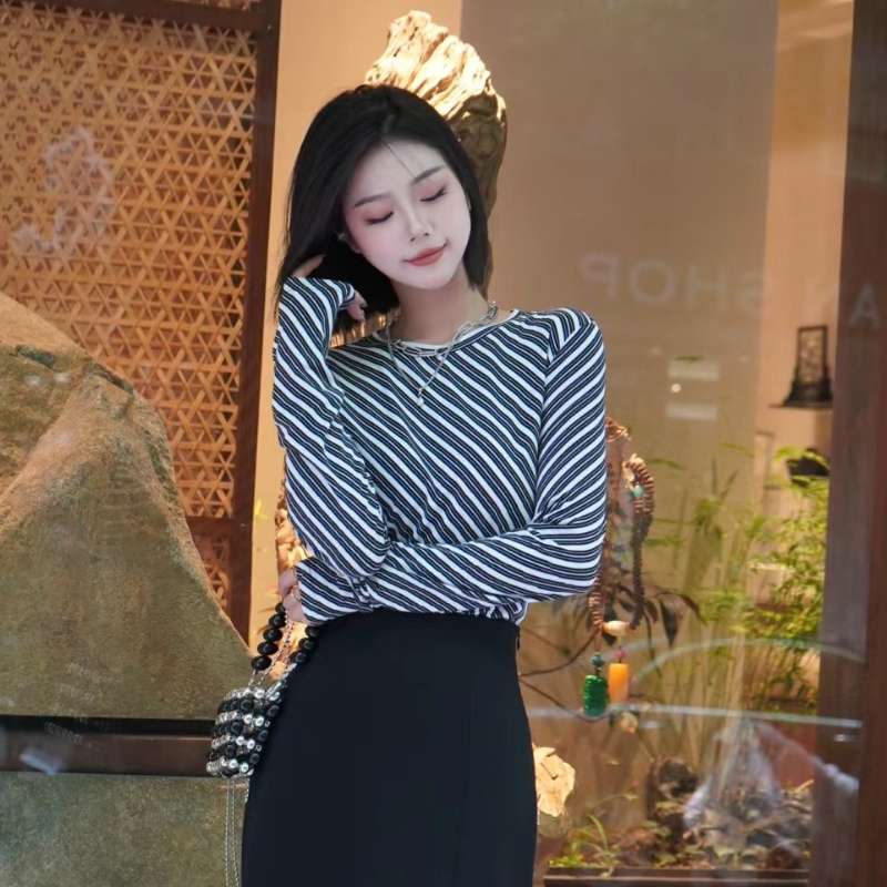 斜めボーダーデザインの長袖トップス ボーダー服
