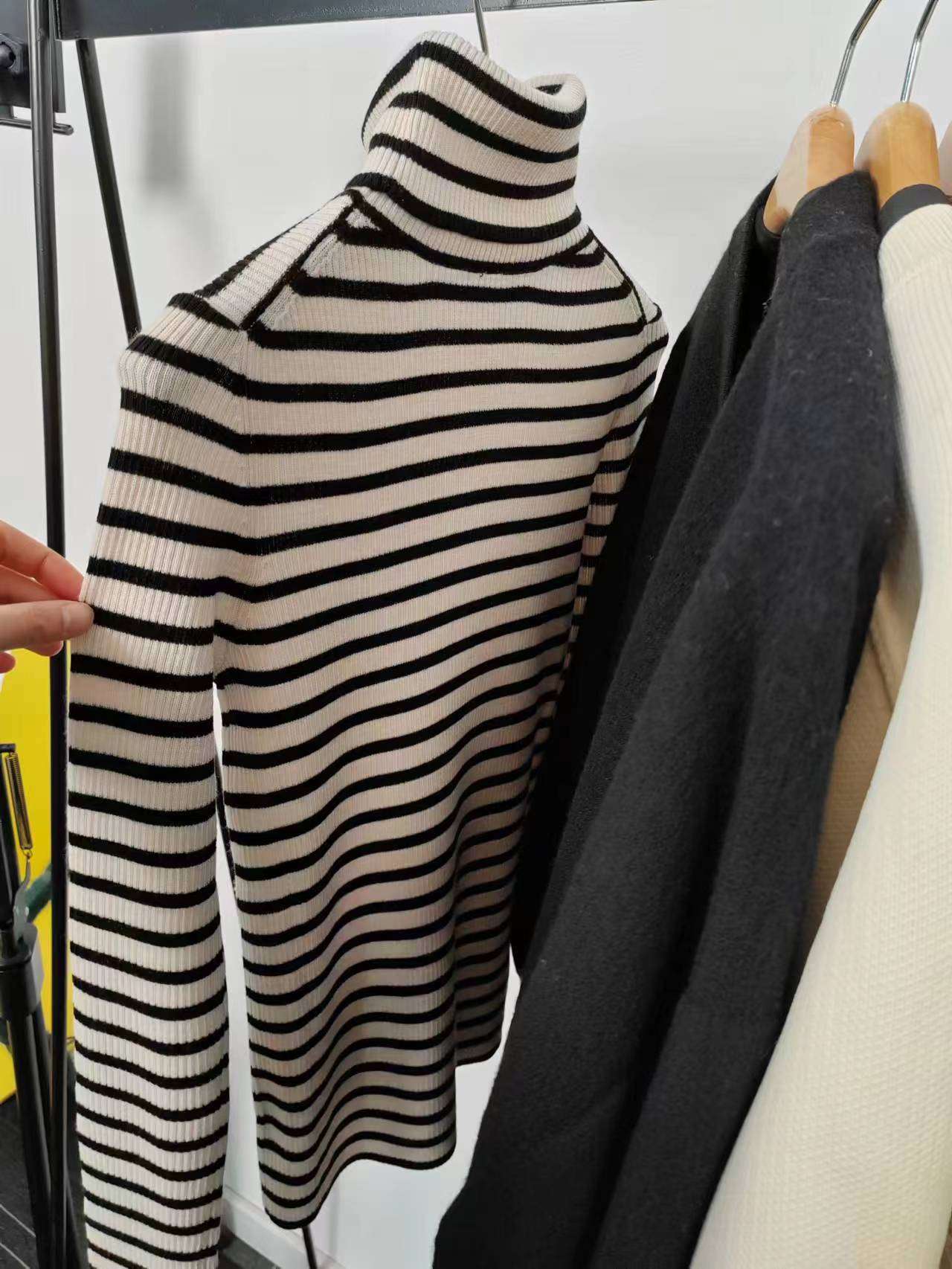 シンプルボーダータートルネックニット ボーダー服