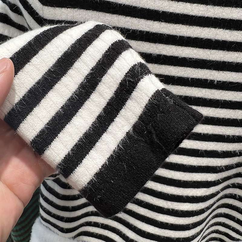 ボーダー柄ふわもこ裾タートルネックセーター ボーダー服