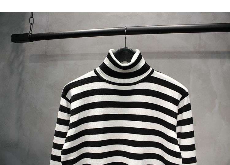 モノトーン太ボーダーのタートルネックセーター ボーダー服