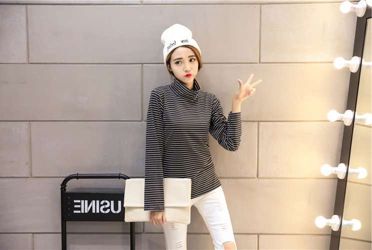 シンプル・ベーシックなボーダータートルネック ボーダー服