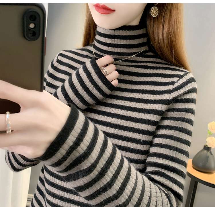 ボーダー柄クロップド丈タートルネックセーター ボーダー服