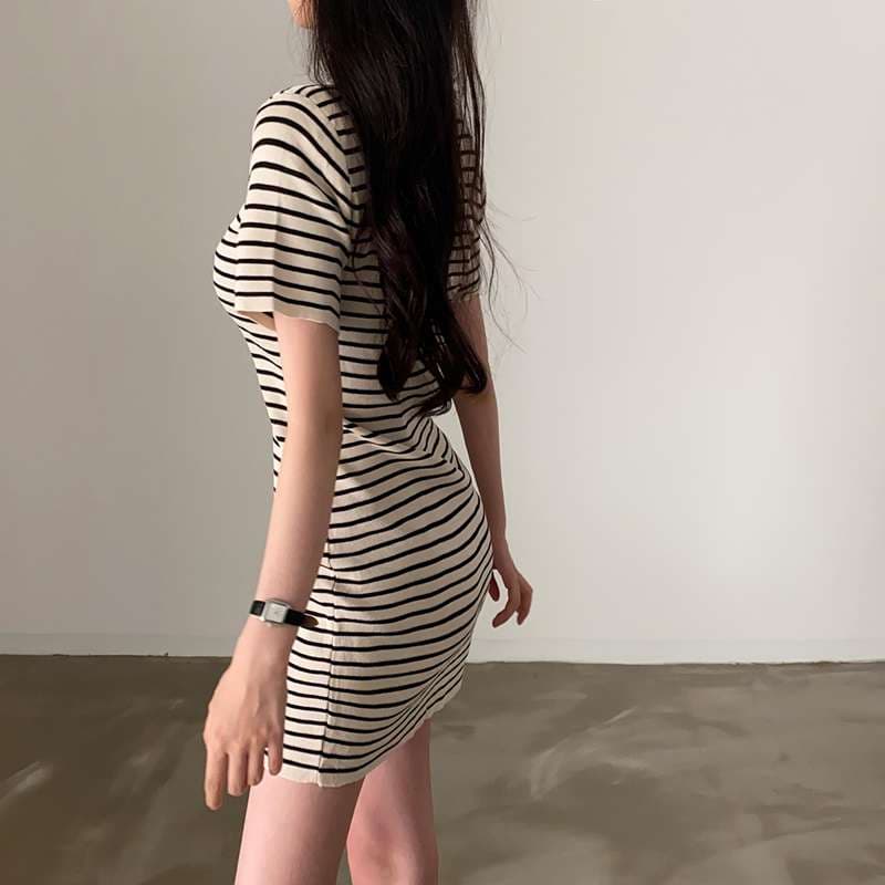 レトロな襟付き細ボーダーミニワンピース ボーダー服