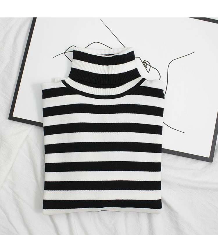 モノトーン太ボーダーのタートルネックセーター ボーダー服
