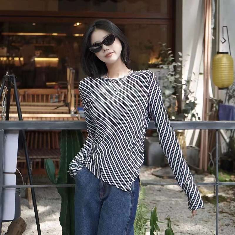 斜めボーダーデザインの長袖トップス ボーダー服