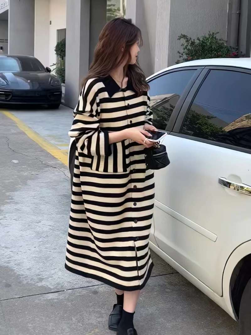 ゆったりシルエットのボーダー柄ロングワンピース ボーダー服