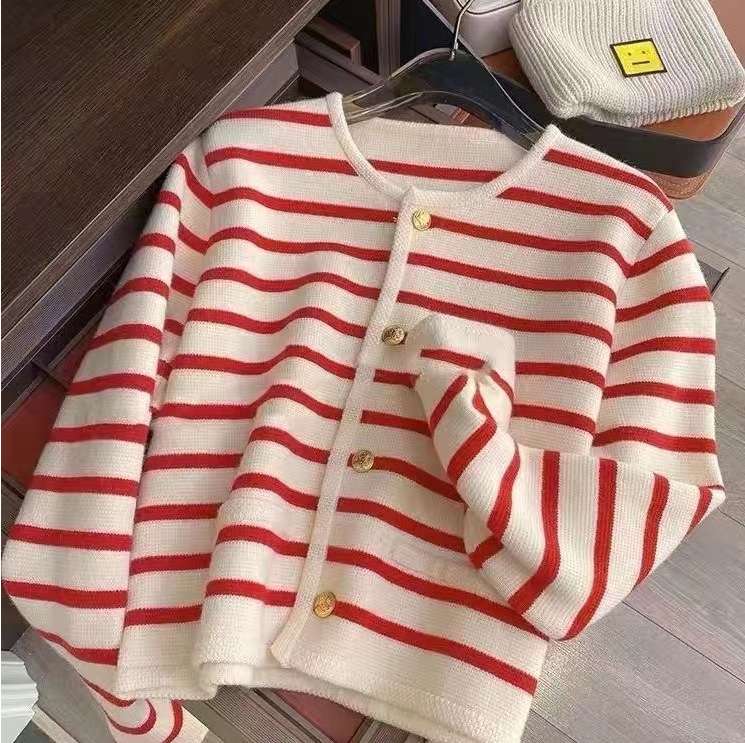 モダンな雰囲気の細ボーダーカーディガン ボーダー服