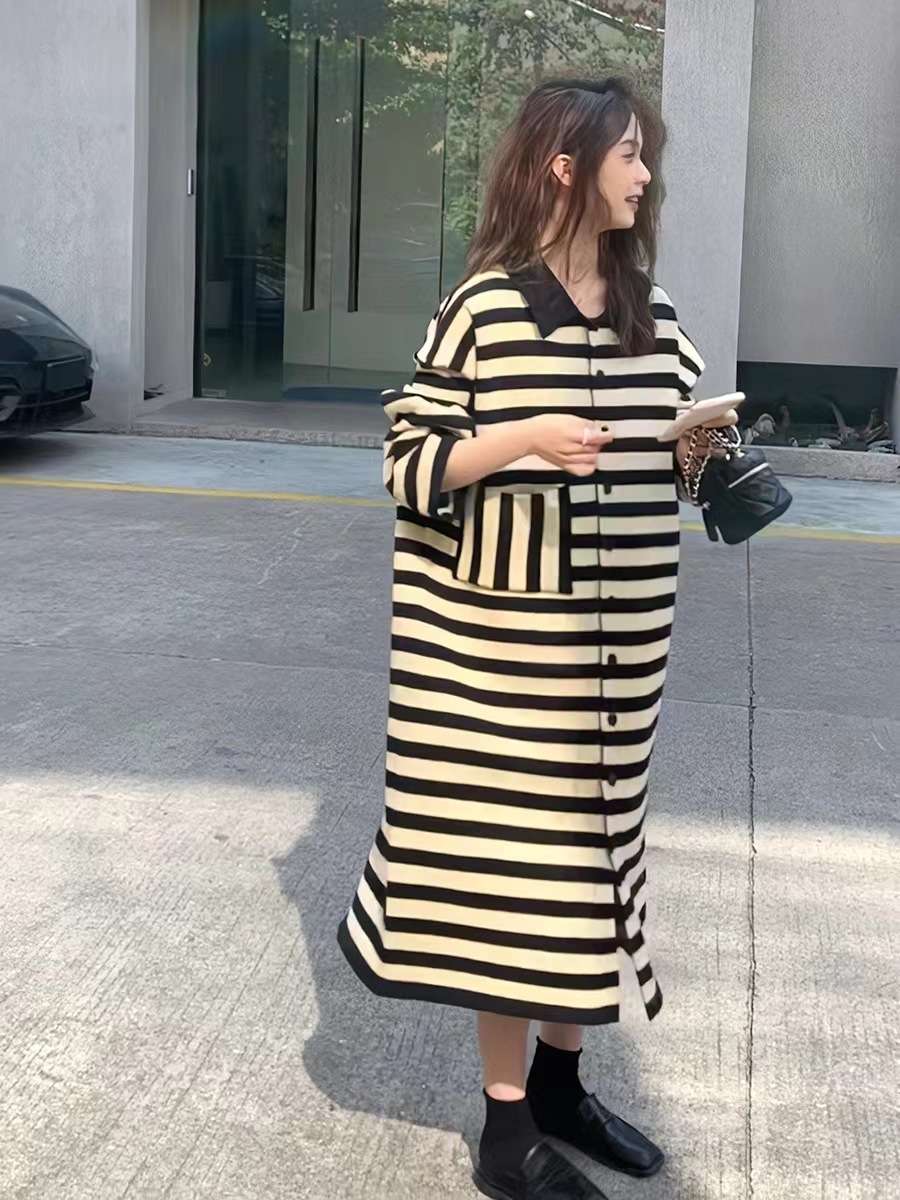 ゆったりシルエットのボーダー柄ロングワンピース ボーダー服