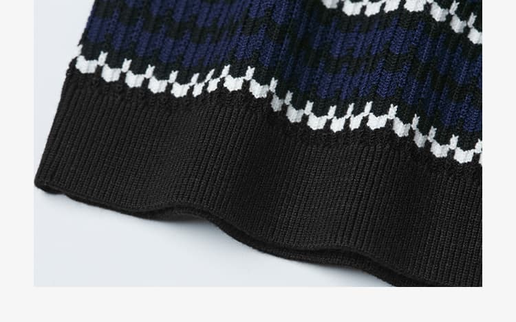 ボーダー服 波模様が織りなす上品カーディガン