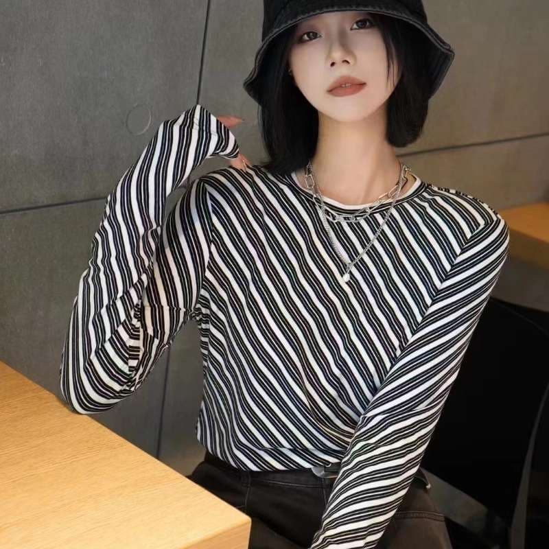 斜めボーダーデザインの長袖トップス ボーダー服