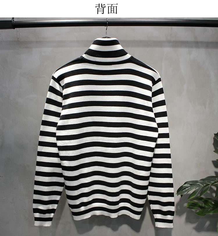 モノトーン太ボーダーのタートルネックセーター ボーダー服