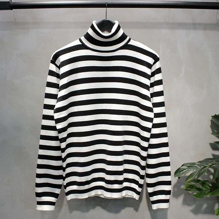 モノトーン太ボーダーのタートルネックセーター ボーダー服