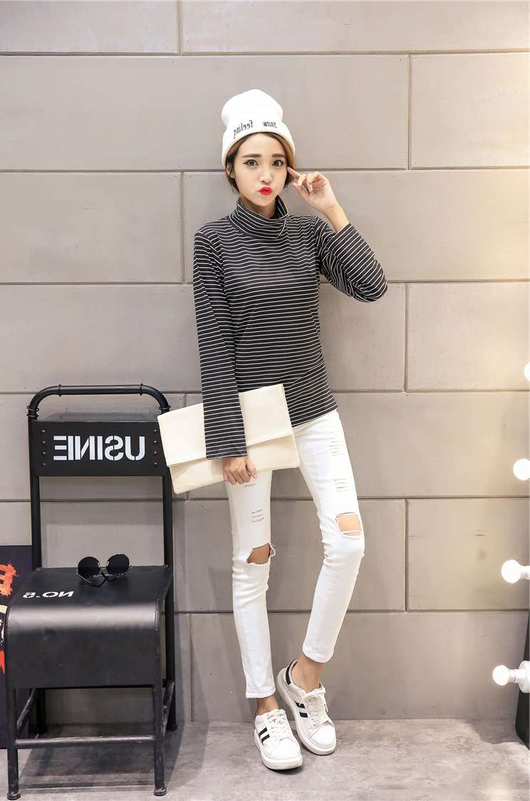 シンプル・ベーシックなボーダータートルネック ボーダー服