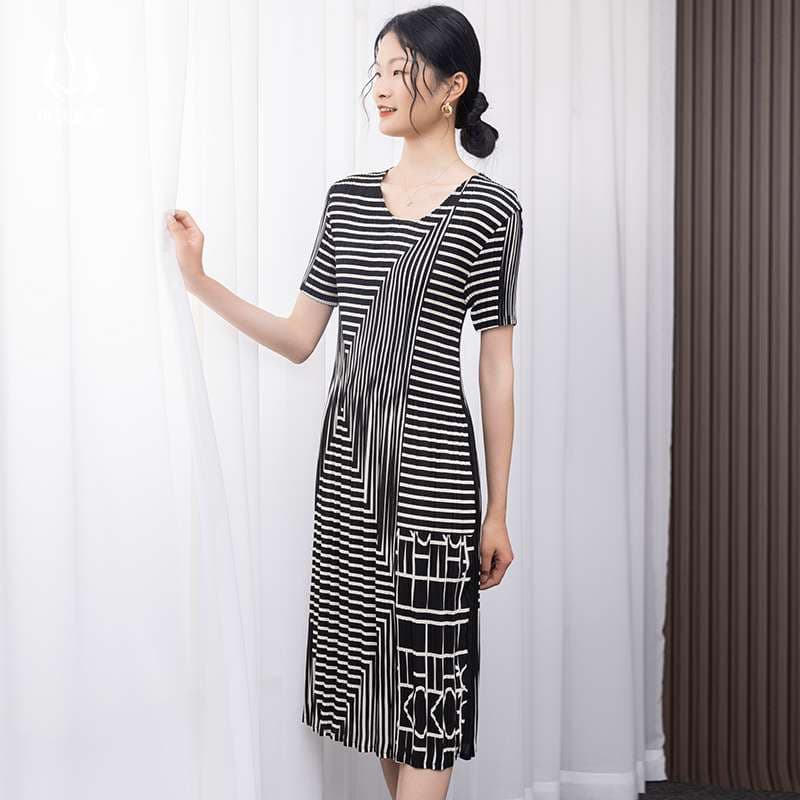 モダン幾何学柄ニットワンピース ボーダー服
