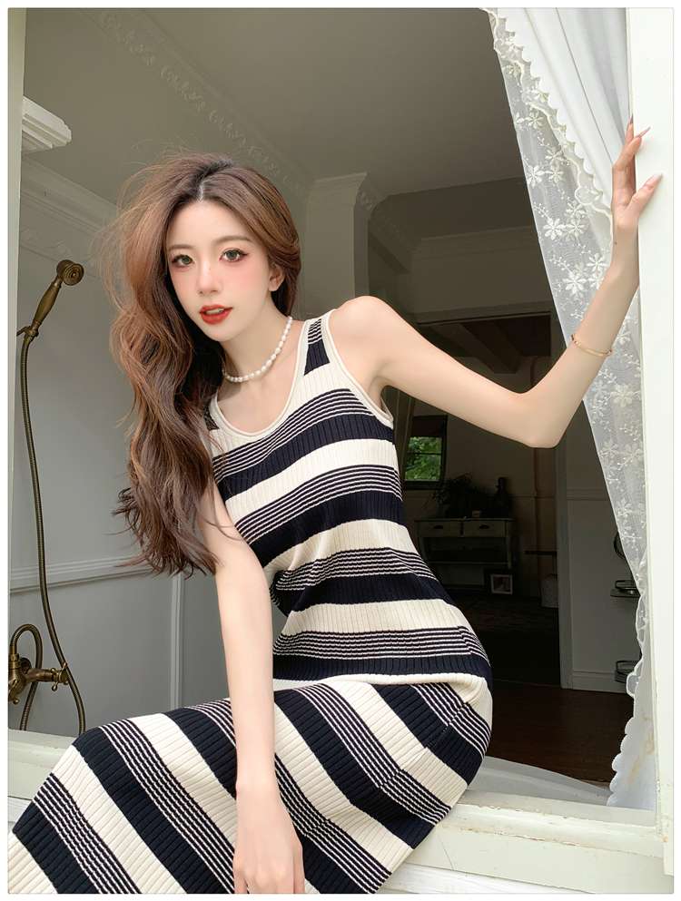 すっきりシルエットのボーダーニットワンピース ボーダー服