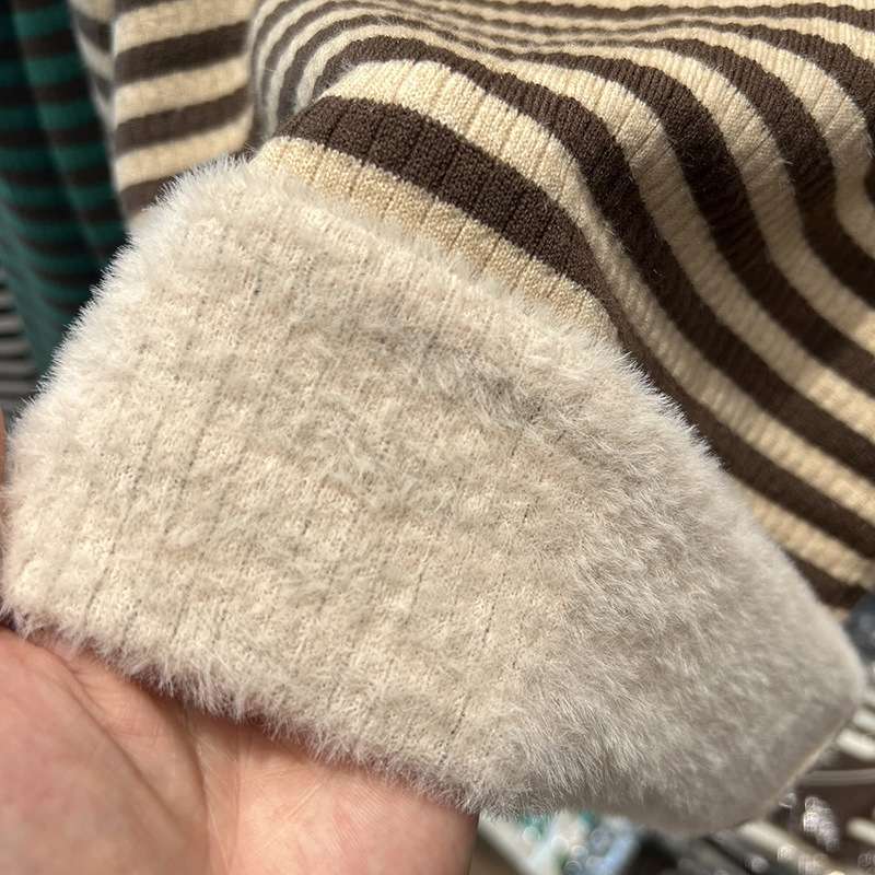 ボーダー柄ふわもこ裾タートルネックセーター ボーダー服