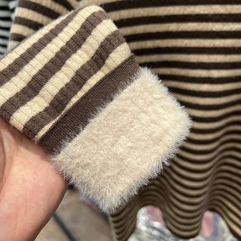 ボーダー柄ふわもこ裾タートルネックセーター ボーダー服