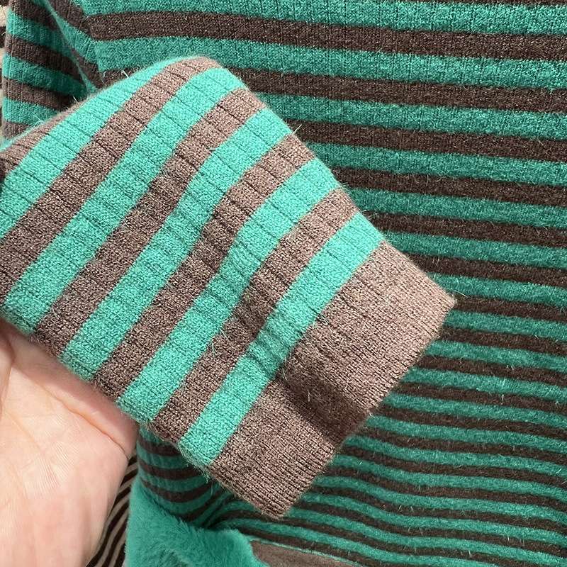 ボーダー柄ふわもこ裾タートルネックセーター ボーダー服