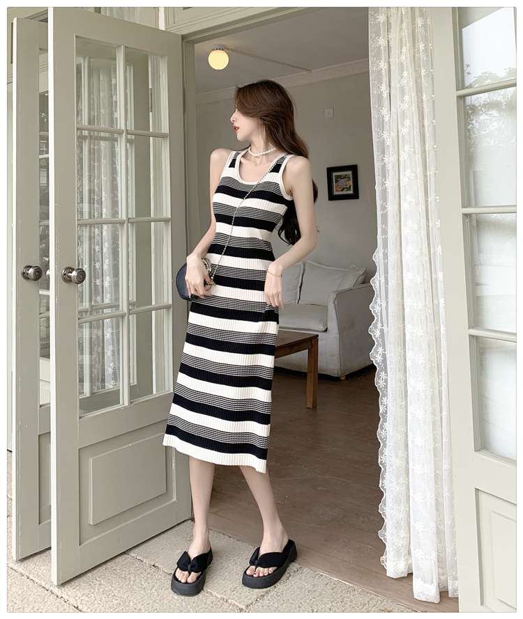 すっきりシルエットのボーダーニットワンピース ボーダー服